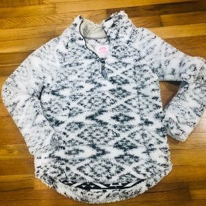 🧺 Black & White COZY SHERPA Pullover Med